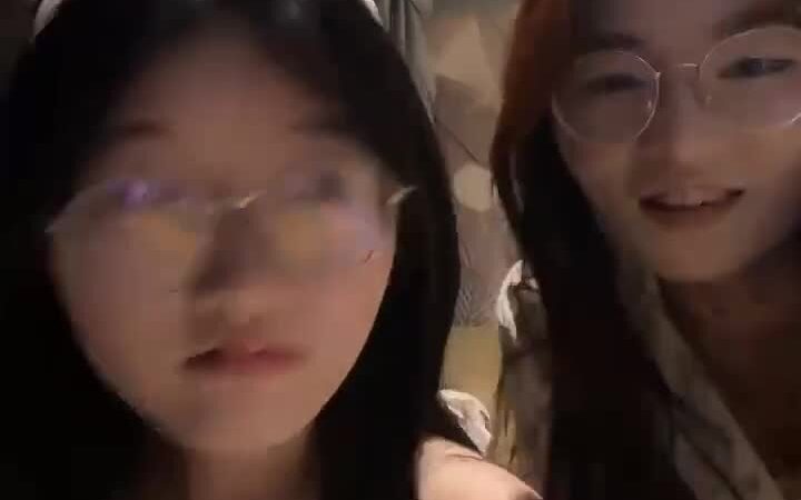 Đôi bạn thân kính cận cùng liveshow @laucuagroup