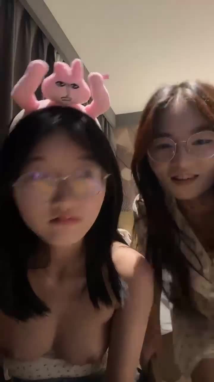 Đôi bạn thân kính cận cùng liveshow @laucuagroup