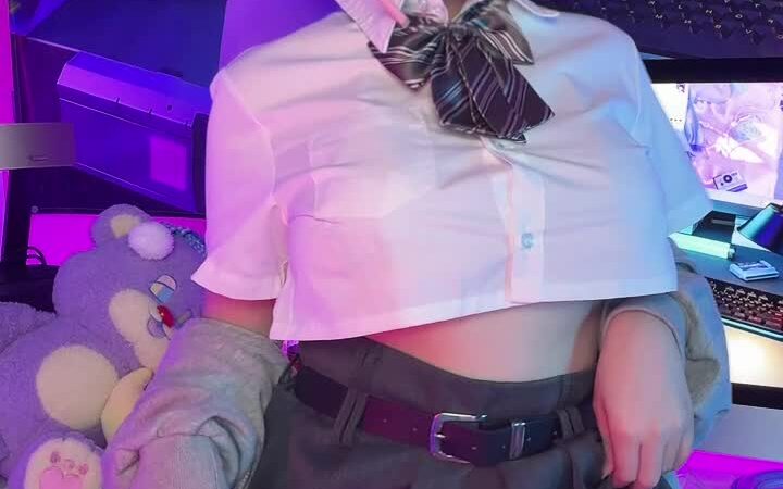 cocopie02138 onlyfans @laucuagroup đầm xám, áo trắng, tai nghe hồng